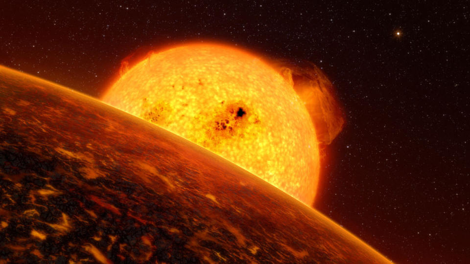 - KOKENDE SJ�ER: Corot-7b - trolig den f�rste steinplaneten oppdaget utenfor solsystemet v�rt - gnisser n�rmest inn i hjemmestjerna TYC 4799-1733-1 og bruker bare 20 timer p� �n runde rundt. Den viser trolig bare en side mot solen sin, og temperaturen p� dagsiden n�r flere tusen grader, sier astronomer. Oppdagelsen bidrar til h�p om at vi en dag oppdager planeter som jorda med liv. Foto: Scanpix/AFP PHOTO/ESO