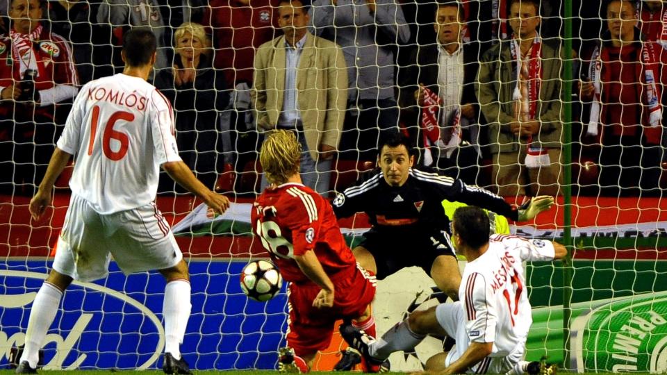 SEIERSM�LET: Her sklir Dirk Kuyt inn det eneste m�let Liverpool maktet � scoret mot Debreceni p� Anfield. Foto: EPA