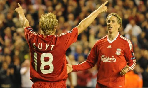 LUKTET RETUR: Dirk Kuty luktet at det kom til � bli en retur p� Ferndando Torres-skuddet - og fikk rett. Foto: EPA