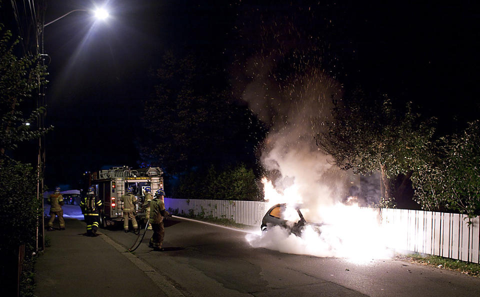I FULL FYR: Natteroen p� Furulund ble brutt da en polskregistrert bil plutselig ble satt i brann i Bestumveien, vis-�-vis Carl I. Hagens gamle hus. Bakgrunnen for hendelsen er ikke kjent. Foto: BJ�RN LANGSEM/DAGBLADET