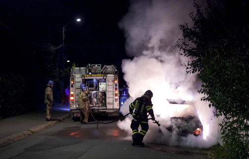 UTBRENT: Bilen ble totalskadd i brannen og ble etter hvert tauet bort. Foto: BJ�RN LANGSEM/DAGBLADET