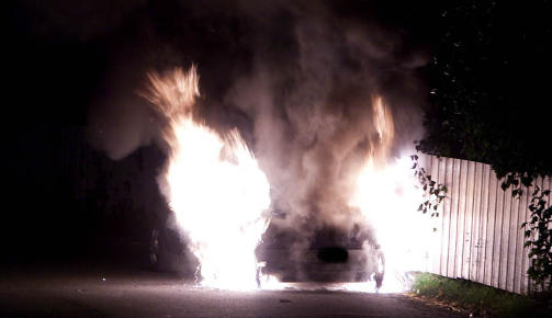 RASKT OVERTENT: Det tok bare minutter fra de f�rste flammene til bilen var omsluttet av ild. Foto: BJ�RN LANGSEM/DAGBLADET