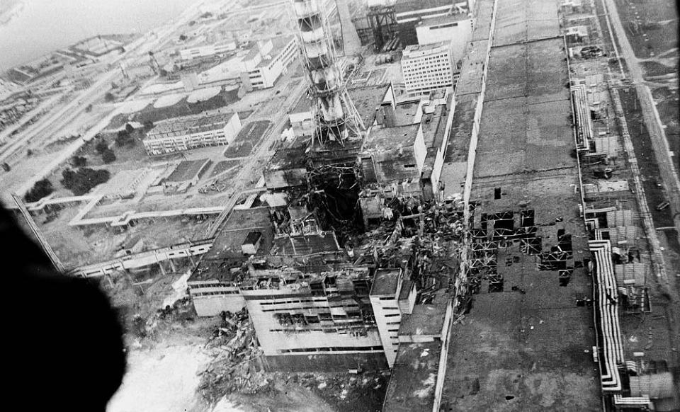 KATASTROFE: Bildet, som er tatt fra helikopter kort tid etter nedsmeltingen og eksplosjonen i reaktor 4 i Tsjernobyl-kraftverket, viser de enorme �deleggelsene. Reaktoren ble etter hvert innkapslet, og kraftverket ble til slutt stengt i 2000 etter sterkt internasjonalt press. Foto: AP/SCANPIX