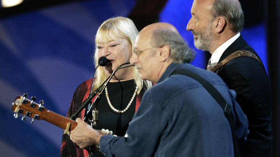 MED GRUPPA: Mary Travers med Paul Stookey og Peter Yarrow - Peter, Paul and Mary - spiller p� demokratenes landsm�te i Boston i 2004. Foto: ELISE AMENDOLA/AP/SCANPIX