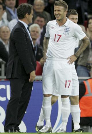 KONAS FAVORITT? Fabio Capello er ikke sikker p� hvem som er konas favorittspiller, men vet at hun fikk tatt et par bilder av seg selv sammen med David Beckham. Foto: Tim Hales, AP/Scanpix