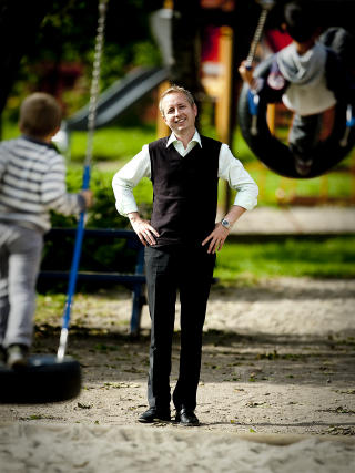 LOVER LIKEBEHANDLING: Kunnskapsminister B�rd Vegar Solhjell lover likebehandling av private og offentlige barnehager. Foto: Bj�rn Langsem / Dagbladet