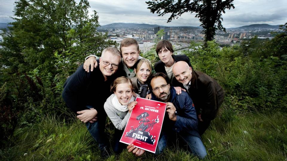 GLEDER SEG: Astrofysiker og forfatter Erik Newth, milj�vernminister Erik Solheim, spr�kforsker Helene Uri, gitaris i Turboneger og musikkprodusent Knut Schreiner og foran f.v. leder i Natur og Ungdom, Ingeborg Gj�rum, filmregiss�r Ulrik Imtiaz Rolfsen og kommunikasjonsdirekt�r i Energibedriftenes Landsforening, Kristian Pladsen gleder seg til � f� inn bidrag. Foto: John T. Pedersen