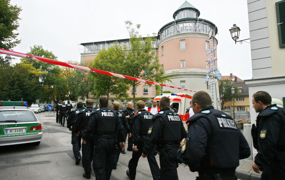 ANGREPET: Politimenn p� vei til Carolinum-skolen i Ansbach i dag. Foto: AFP/TIMM SCHAMBERGER/Scanpix