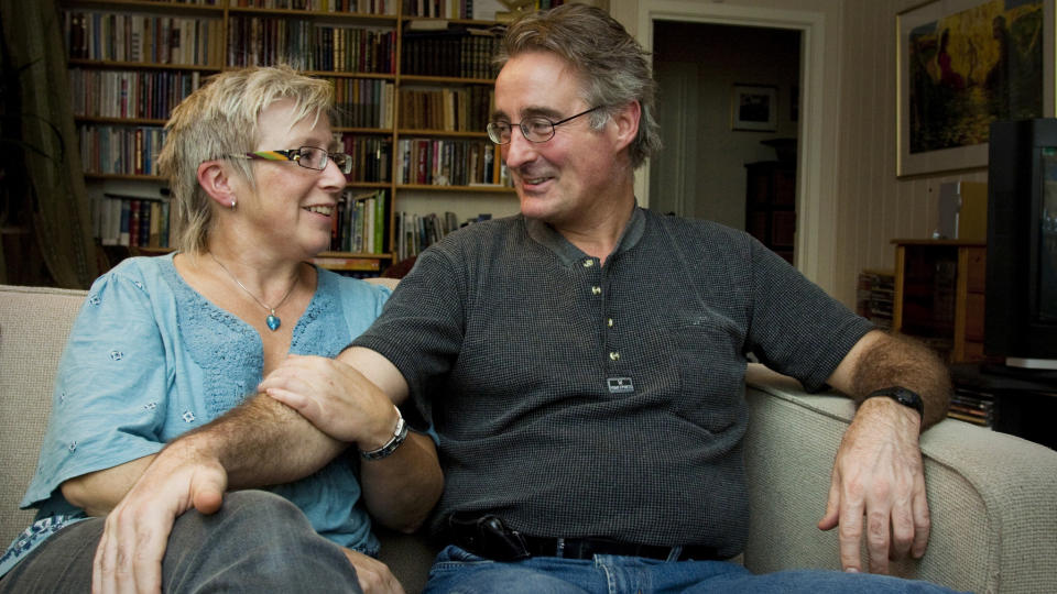 SKYND DEG � ELSKE: Er navnet p� deres nye bok, som er klar i disse dager. Der deler tidligere fiskeriminister Jan Henry T. Olsen og Laila Lanes deres erfaringer med Alzheimer.
Foto: Jan-Morten Bj�rnbakk / Scanpix