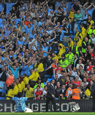 KAN F� NY STRAFF: Emmanuel ADebayor l�p 90 meter for � feire foran Arsenal-fansen, noe han ogs� risikerer straff for. Foto: AFP