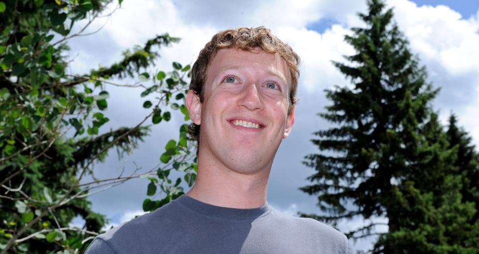 TENKER STORT: Facebook har snart flere �innbyggere� enn USA, men grunnlegger Mark Zuckerberg er ike forn�yd f�r han har koblet sammen alle med nettilgang. Foto: SCANPIX