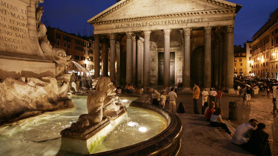 ROMA: Pantheon, tempelet som er en av verdens vakreste bygninger. Trappefontenen midt p� plassen er fra 1575. Den egyptiske obelisken som st�r midt i fontenen ble hentet fra Egypt i 1711. Foto: Geir B�lstad/Dagbladet