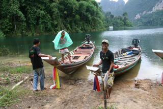 LONGTAILBOAT: Typisk thailandsk b�t p�  Rajaphrabha-dammen.