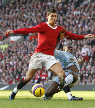 STORT SAVN: Michae Richards (t.h.) er fullstendig klar over at byrival Manchester United har kommet styrket ut av salg av storstjerner ved flere anledninger. Likevel mener forsvarsspilleren at tomrommet Cristiano Ronaldo etterlater, er en stor fordel for City.Foto: SCANPIX/REUTERS/Darren Staples