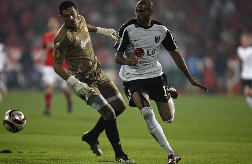 B�RTUR GA POENG: Diomansy Kamara (t.h.) fikk en enkel jobb med � sikre Fulham-poeng da CSKA-keeper Ivan Karadzhov hadde rotet seg ut i et omr�de han ikke burde ha v�rt i.Foto: SCANPIX/REUTERS/Stoyan Nenov