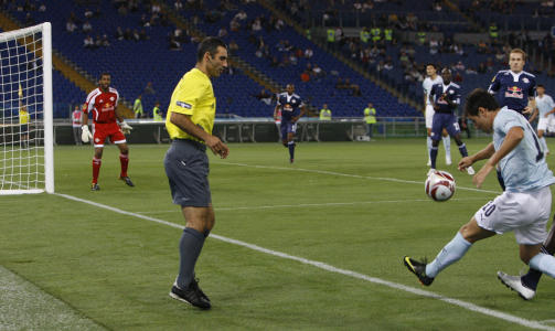 OVERFL�DIG TILTAK?: Uefa pr�vde ut ordningen med fem dommere i f�rste gruppespillskamp i Europa League. Slik s� det ut i Roma der Lazio tok imot Red Bull Salzburg.Foto: SCANPIX/AP Photo/Alessandra Tarantino
