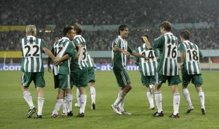 STERK SEIER: Ragnvald Soma (t.v.) spilte hele kampen da Rapid Wien tok en meget sterk seier mot en av turneringsfavorittene, Hamburger SV.Foto: SCANPIX/REUTERS/Herwig Prammer