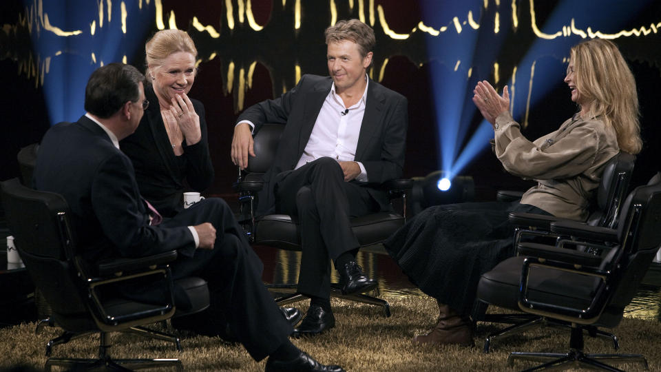 HOS SKAVLAN: Islands tidligere statsminister Geir Haarde (fra venstre), Liv Ullmann og Lena Endre er blant gjestene i fredagens premiere p� Fredrik Skavlans nye svensk-norske talkshow. Programmet ble tatt opp i Stockholm i kveld. Foto: Henning Lilleg�rd.