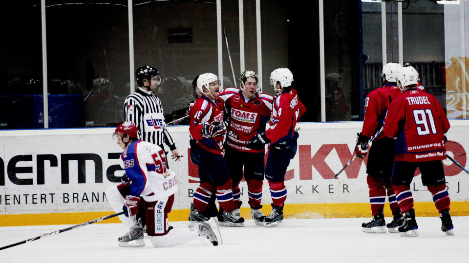 BANKET V�LERENGA: L�renskog slo V�lerenga 5-2 p� egen is og gikk til topps i Eliteserien i ishockey.Foto: Stian Lysberg Solum / SCANPIX