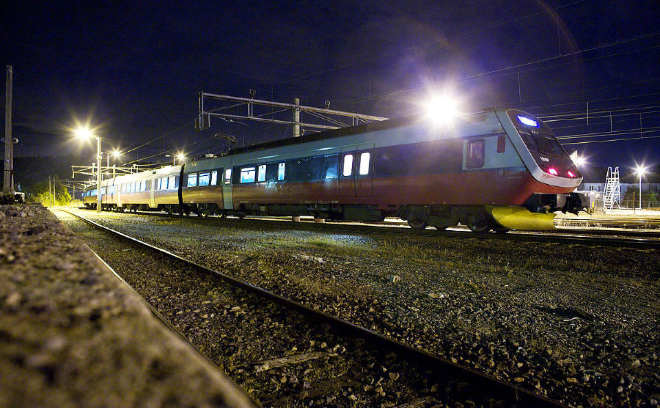 ETTERFORSKES: InterCity-toget blir i natt st�ende p� T�nsberg stasjon, i p�vente av tekniske unders�kelser. Foto: PEDER GJERS�E