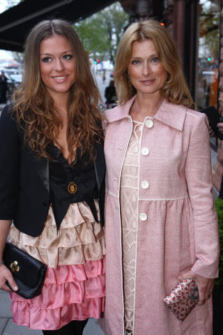MED DATTEREN: - Mulig det er litt utenfor hans radius, sier Skavlan om Rybaks fl�rt med Lena. Kanskje han heller skulle fl�rtet litt med Wallander-stjernens datter Roseanna? Her fra en premiere i mai i �r. Foto: STELLA PICTURES