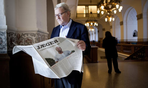 PUBLISERTE HELE BOKEN: Uansett hva retten beslutter, har den danske avisa Politiken allerede trykket boka i sin helhet som bilag. Her leser tidligere utenriksminister Niels Helveg Petersen den kontroversielle utgaven.Foto: Scanpix