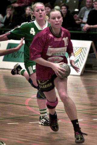BLE SJEKKET OPP: Stina Madsen var 19 �r gammel da hun opplevde at trener Anja Andersen la an p� henne. Siden ble hun ydmyket og utskjelt av Andersen. Madsen fikk psykiske plager, ble sykmeldt og forlot senere klubben. N� har hun lagt opp p� grunn av skader. Her i kamp mot Amager i 2001.Foto: Nils Meilvang, Scanpix