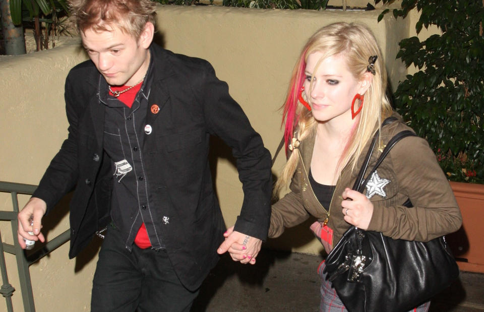 UNGDOMSKJ�RESTER: Artisten Avril Lavigne har rukket mye f�r hun fyller 25 om vel to uker, solgt plater, datet, giftet seg og n� ogs� skilt. Her fra lykkeligere dager med Deryck i fjor.  Foto: STELLA PICTURES