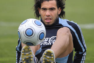 P� TRENING: Carlos Tevez kan v�re aktuell s�ndag. Foto: AFP/Juan Mabromata