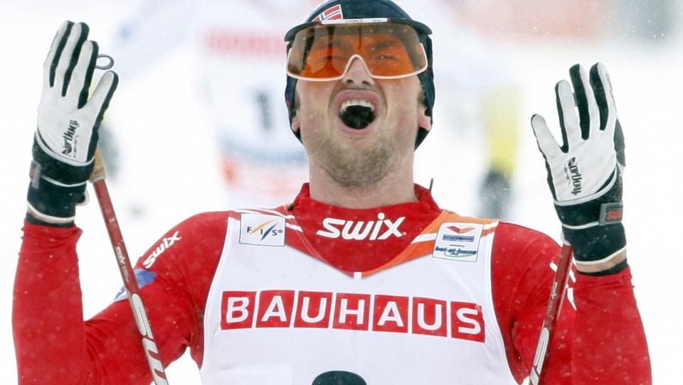 VIL HJELPE TRONDHEIM: Petter Northug, som her tar ett av sine gull Liberec-VM, er blitt EM-ambassad�r for Trondheim. Foto: AP/Matthias Schrader