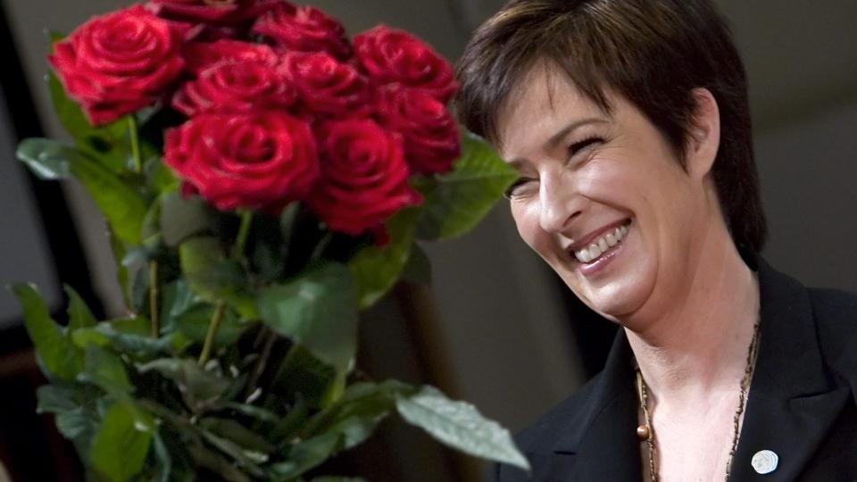 FESTGLAD: Mona Sahlin, lederen for de svenske Socialdemokraterna, er p� privatfest hos en partyfikser p� Mallorca. Det har satt svenske sinn i kok. Foto: Claudio Bresciani / SCANPIX