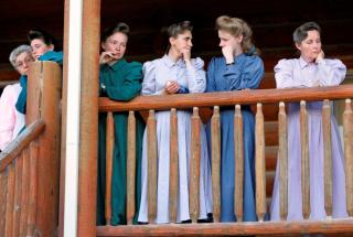 LEVER I POLYGAME FORHOLD: Fundamentalistmormonerne gifter seg med med mange koner for � oppn� frelse. Dette er koner i sekten Fundamentalist Church of Jesus Christ of Latter Day Saints i Eldorado, Texas. Foto: AP