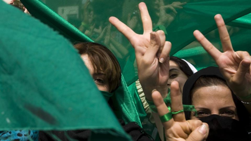 PROTESTERTE: Mange tilhengere av opposisjonen trosset demonstrasjonforbudet i Iran fredag. Foto: REUTERS/SCANPIX/Karen Firouz