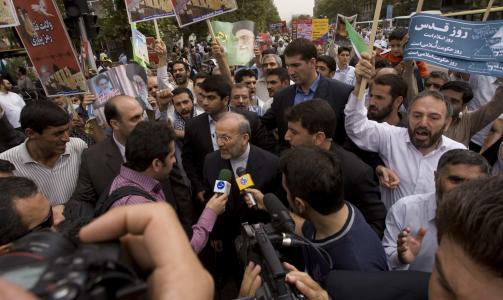 STOR INTERESSE: Irans utenriksminister Manouchehr Mottaki snakker med pressen under en markering av Qods-dagen i Teheran fredag. Foto: REUTERS/SCANPIX/Caren Firouz