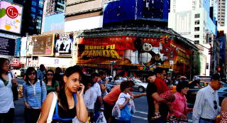 NEW YORK: P� Broadway og Times Square byr p� hektiske opplevelse d�gnet rundt. I h�st er det rimelig � reise til megabyen med millioner av opplevelser.
Foto: Kirsten M. Buzzi