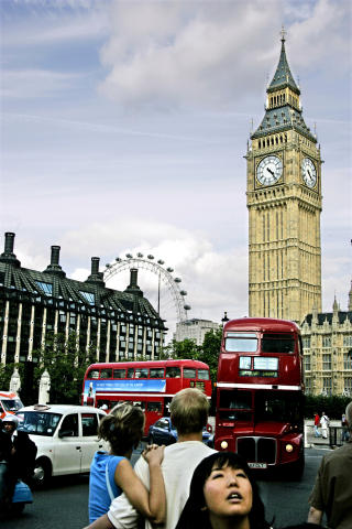 LONDON:   Turister utenfor Big Ben.Pariserhjulet The London Eye ses i bakgrunnen. Foto: Geir B�lstad/Dagbladet.
