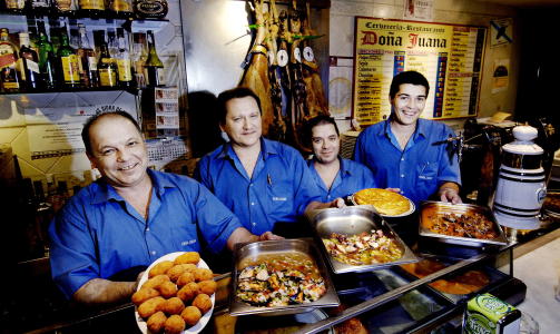MADRID: Tapasbaren Dona Juana, Postigo de San Martin 5. Madrid. Fra v: Eduardo, Ramon, Poco og Paulo. Foto: John T. Pedersen/Dagbladet