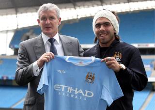 TIL ERKERIVALEN: Carlos Tevez ble presentert i lysebl�tt i juli. Foto: EPA/Lindsey Parnaby