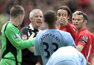 RIVALER: Det var ampert p� banen i mai, p� Old Trafford. Foto: EPA/MAGI HAROUN