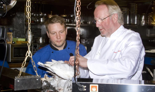 FIKK KJ�KKENHJELP: Av Eyvind Hellstr�m. Men gammel gjeld ble for tung � b�re for Geir Jakobsen og hans restaurant i Hammerfest, som ble vist p� TV i g�r. Foto: TV 3