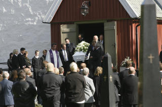 FULLSATT: Flere hundre personer fikk ikke plass i den lille kirken, og fulgte seremonien over h�yttaler utenfor. FOTO:TORBJ�RN BERG/DAGBLADET