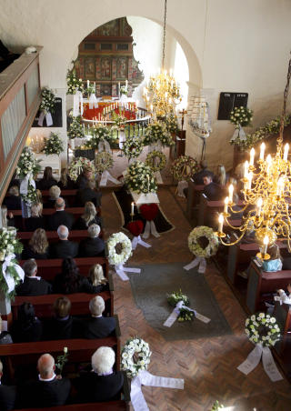 VAKKERT: Kirken var pyntet med kranser og oppsatser med hvite blomster. FOTO:TORBJ�RN BERG/DAGBLADET