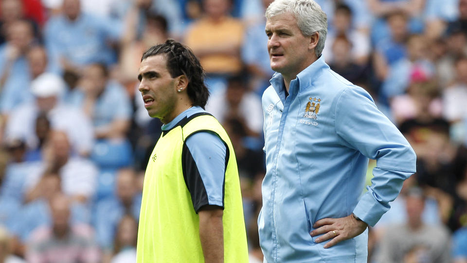 MORER SEG: Carlos Tevez-aff�ren har v�rt en medvirkende �rsak til sir Alex Fergusons stadig �kende irritasjon over Manchester City. Manager Mark Hughes morer seg kostelig over rivalens stadige utbrudd.Foto: SCANPIX/AP Photo/Jon Super