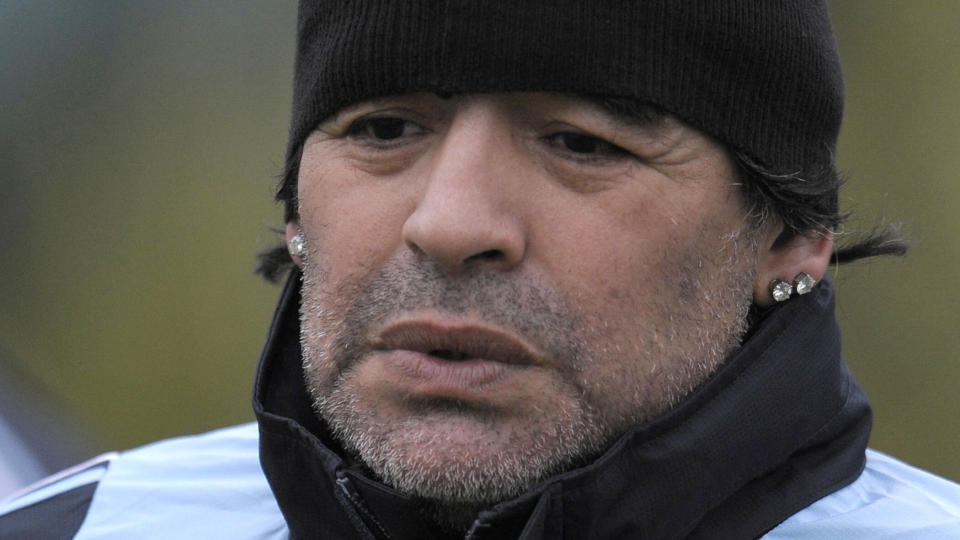 MISTET �REPYNTEN: Diego Maradona har et uoppgjort skattekrav etter tida som spiller i Napoli. Da den argentinske fotballegenden returnerte til landet, var skattemyndighetene raskt p� pletten for � gj�re krav noe av pengene. Maradona ble blant annet tvunget til � gi fra seg sine diamant�reringer.Foto: SCANPIX / AFP PHOTO / JUAN MABROMATA