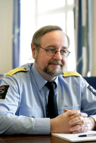 PERMISJONER ETTER FORSKRIFTENE: Knut Bjarkeid direkt�r ved Ila fengsel i B�rum, avkrefter at Terje Wiik har f�tt flere permisjoner enn han har krav p�. Foto: Berit Roald / SCANPIX .