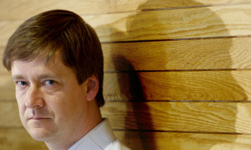 LANGER UT: Advokat John Christian Elden, som forsvarer Terje Wiik, mener fengselsdirekt�r Knut Bjarkeid burde klart � f� Wiik transportert tilbake til Norge.
Foto: Stian Lysberg Solum / SCANPIX