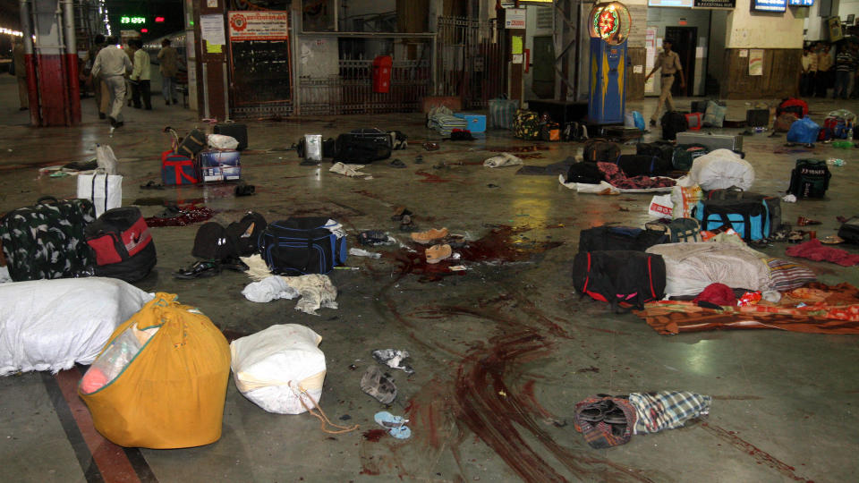 ANGREP TOGSTASJON: Dette bildet vitner om de dramatiske scenene som utspilte seg p� togstasjonen Chhatrapati Shivaji Terminus. Blod og bagasje ligger igjen p� perrongen etter at terrorister angrep. Foto: AP Photo/SCANPIX