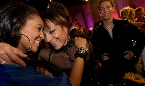  R�YK UT: Anita Valen de Vries sammen med datteren Antoinette Marie. Foto: Eirik Urke
