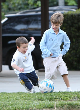 SPORTY: Romeo og Cruz tar etter pappa n�r det gjelder fotball. Foto: STELLA PICTURES