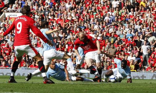 ETTER TO MINUTTER: Wayne Rooney straffet et sovende City-forsvar og sendte United foran f�r to minutter var spilt.Foto: SCANPIX/REUTERS/Phil Noble